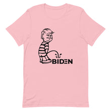 Cargar imagen en el visor de la galería, Trump piss on Biden Short-Sleeve Unisex T-Shirt