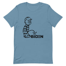 Cargar imagen en el visor de la galería, Trump piss on Biden Short-Sleeve Unisex T-Shirt