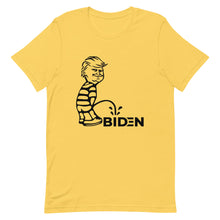 Cargar imagen en el visor de la galería, Trump piss on Biden Short-Sleeve Unisex T-Shirt